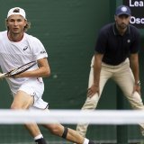 Leandro Riedi, ici lors des qualifications de Wimbledon l'année dernière, a franchi le premier tour lundi. KEYSTONE/PETER KLAUNZER